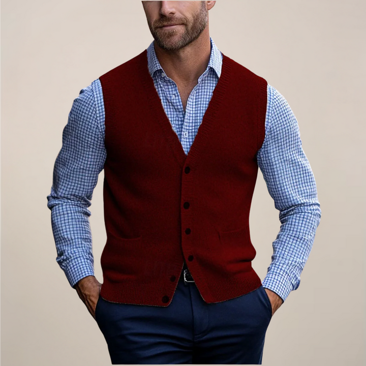 Detailweergave van het fijne gebreide patroon van het heren gilet met V-hals, comfortabel vest.