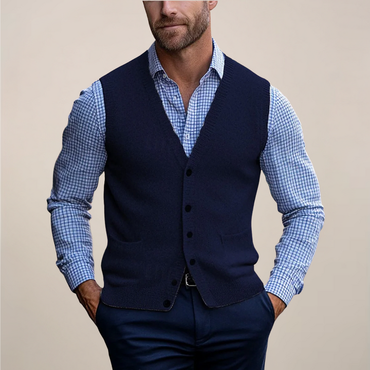 Man draagt stijlvol heren gebreid gilet met V-hals, gecombineerd voor een kantoor of casual look.