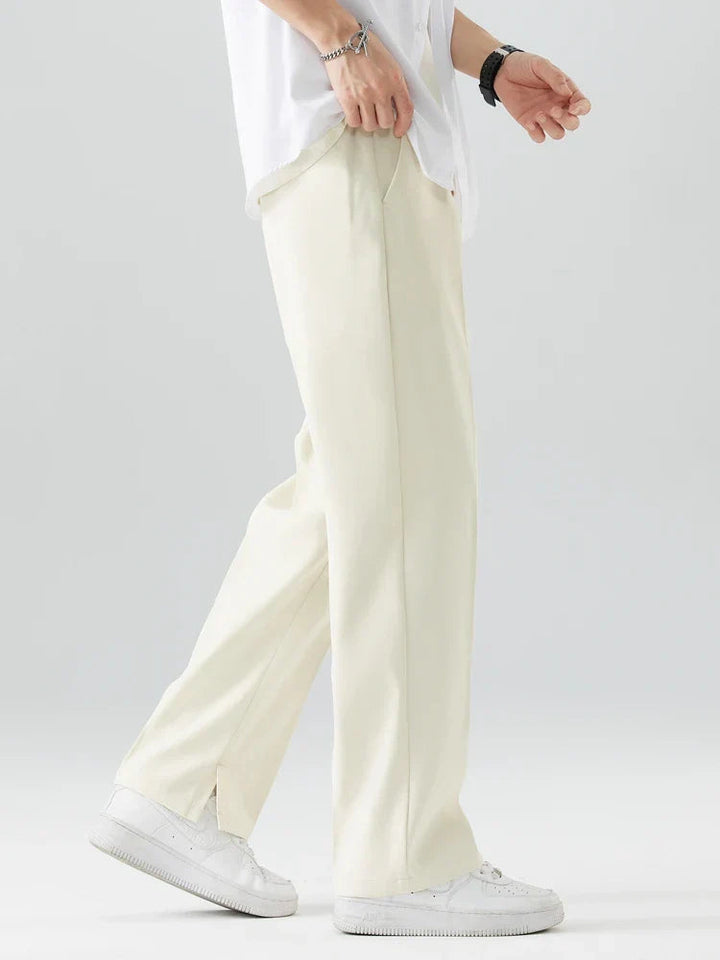 Zwarte geplooide heren chino, wijde pijpen voor ultiem comfort en een moderne, strakke stijl.