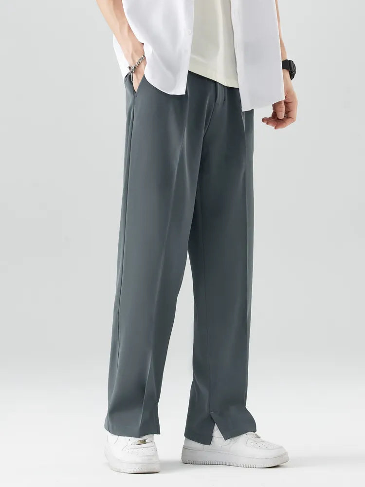 Modieuze herenbroek: geplooid, wijde pijpen en chino-pasvorm. Ideaal voor een eigentijdse casual look.