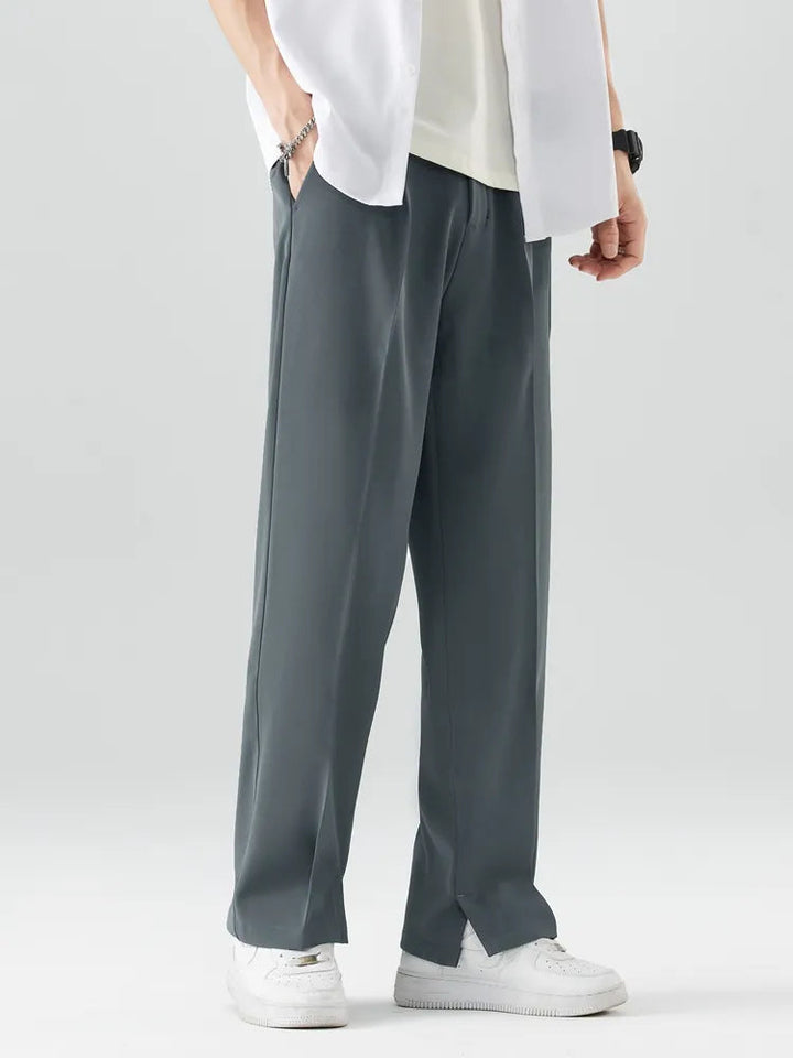 Modieuze herenbroek: geplooid, wijde pijpen en chino-pasvorm. Ideaal voor een eigentijdse casual look.