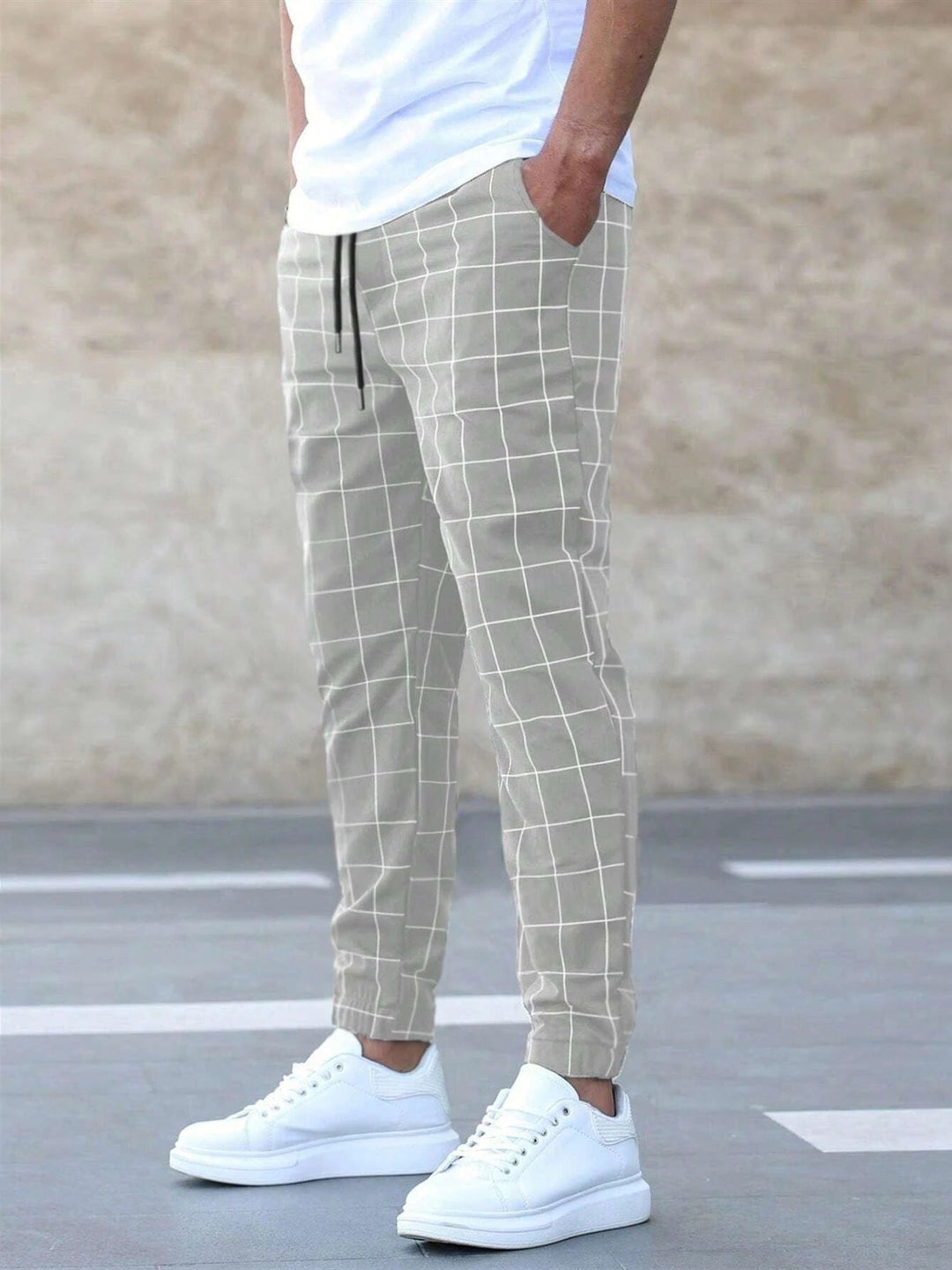 Veelzijdige heren geruite joggingbroek, ideaal als sportbroek of casual vrijetijdsbroek. Comfortabele mannenmode.
