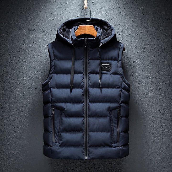 Heren gewatteerd vest met capuchon voor winterse warmte en comfort. Ideaal als casual of outdoor kledingstuk.