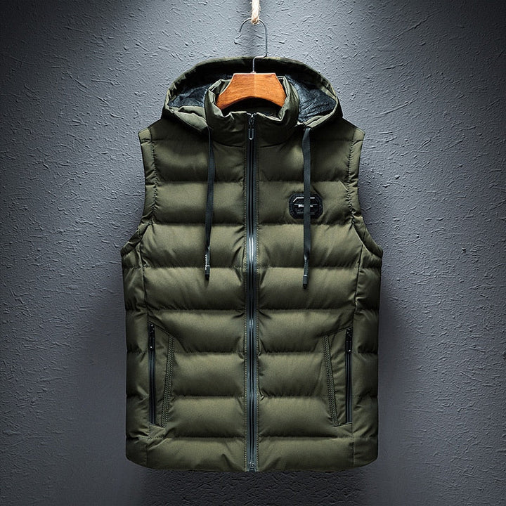 Warm heren outdoor vest, gewatteerd en met capuchon, perfect voor winterse avonturen en casual comfort.