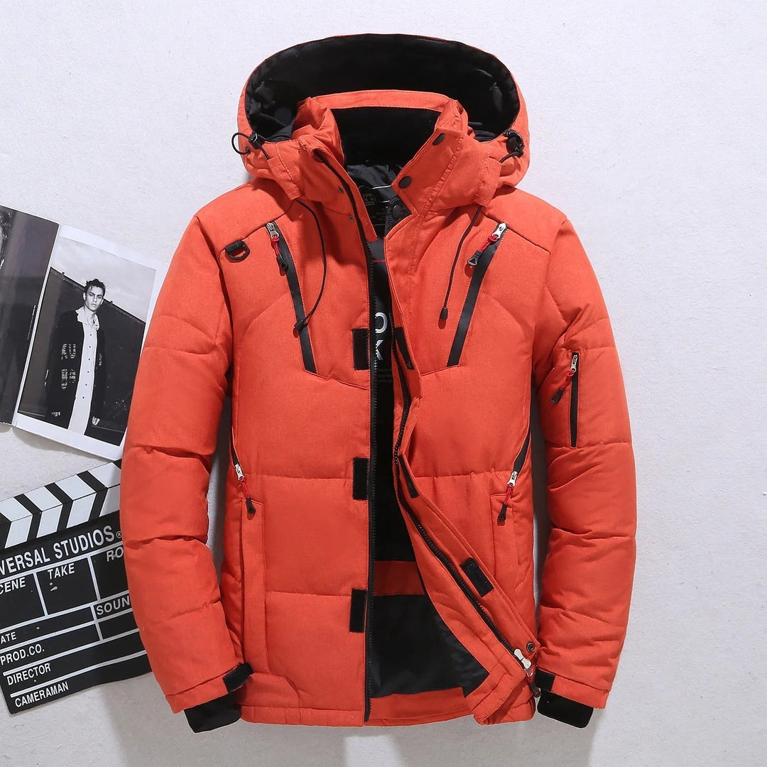 Heren winterjas met capuchon, dik gewatteerd voor optimale warmte. Stijlvolle en functionele bovenkleding voor buiten.