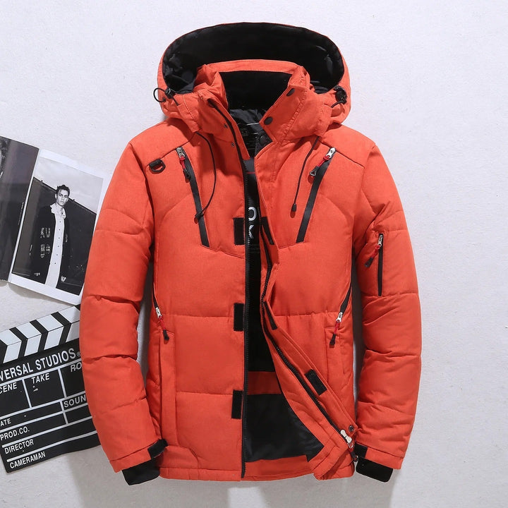Heren winterjas met capuchon, dik gewatteerd voor optimale warmte. Stijlvolle en functionele bovenkleding voor buiten.
