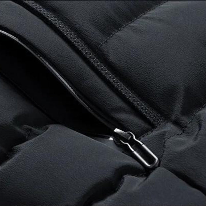 Mouwloos heren gewatteerd vest met capuchon, biedt warmte en optimale bewegingsvrijheid voor elke man.