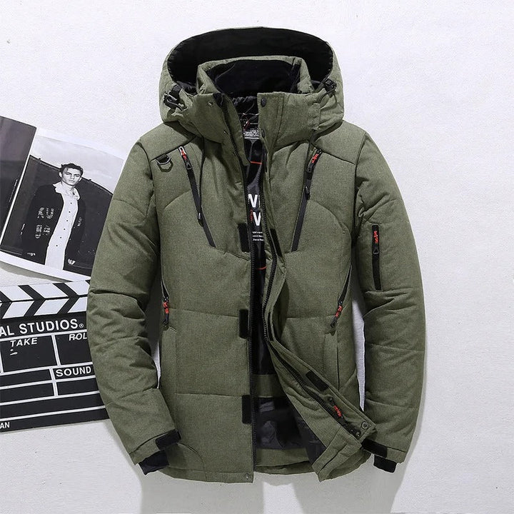 Moderne heren gewatteerde jas met warme capuchon. Duurzame winterjas voor een stijlvolle en comfortabele look.