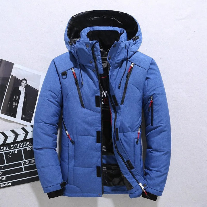 Stijlvolle heren outdoor jas, gewatteerd met functionele capuchon. Perfecte casual winterjas voor actieve mannen.