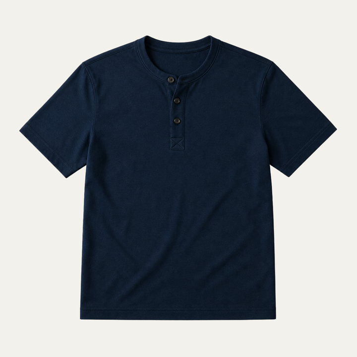 Wit heren Henley T-shirt met korte mouwen en knoopsluiting, casual zomerkleding voor mannen.