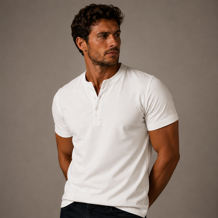 Zwart heren Henley T-shirt met korte mouw, ideaal voor casual zomerse mode en comfort.