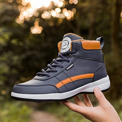 "Heren hoge top sneakers zijaanzicht, antislip PU buitenkant, comfortabele EVA binnenzool, geometrisch motief."