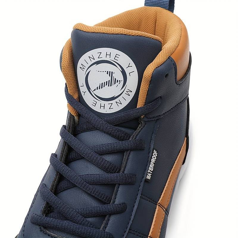 "Heren hoge top sneakers zijaanzicht, antislip PU buitenkant, comfortabele EVA binnenzool, geometrisch motief."