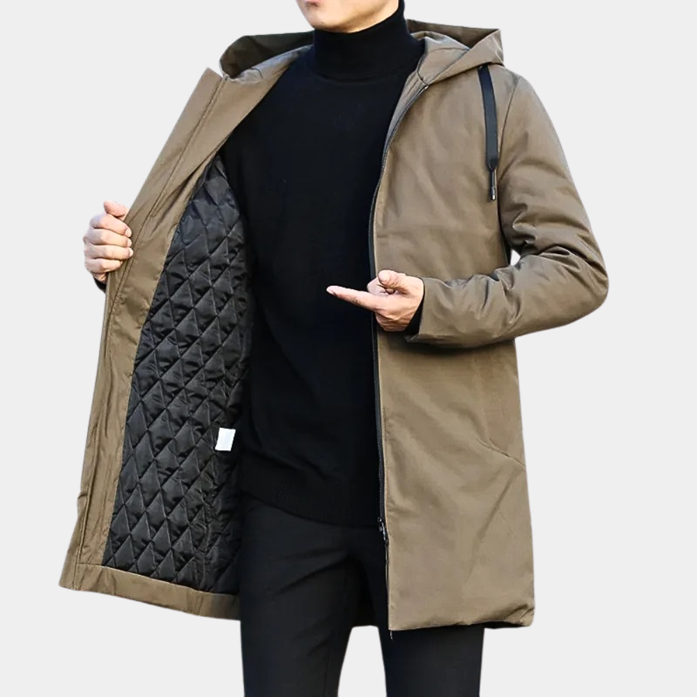 Modieuze heren longline jas. Deze ritsjas met capuchon is comfortabel, warm en veelzijdige bovenkleding.
