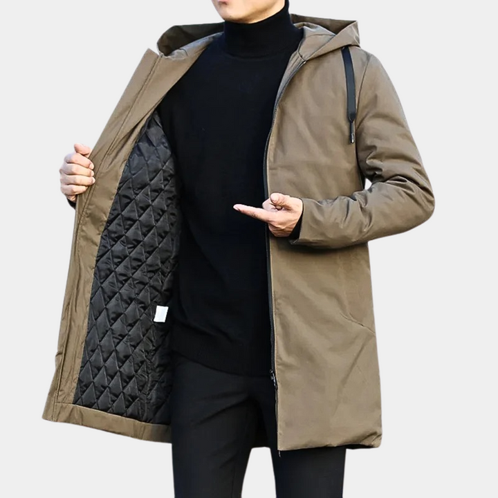 Modieuze heren longline jas. Deze ritsjas met capuchon is comfortabel, warm en veelzijdige bovenkleding.
