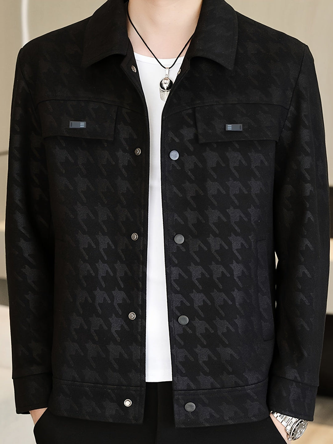 Achteraanzicht van stijlvolle pied-de-poule herenjas. Warm truckerjack voor mannenmode in winter.