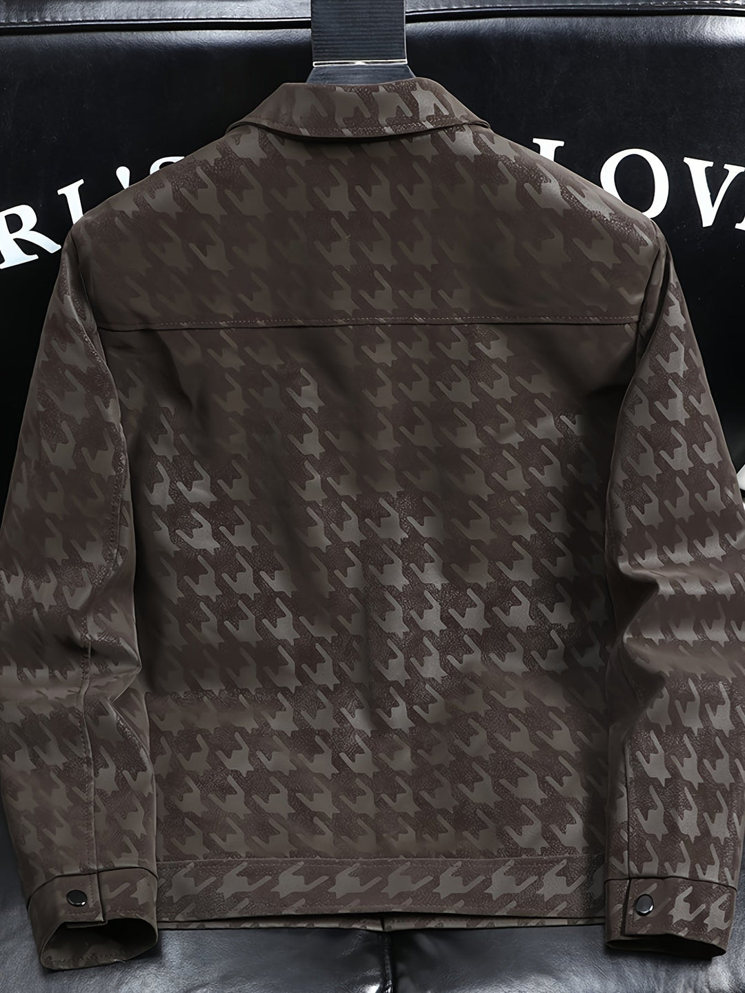 Man draagt stijlvolle pied-de-poule jas, modern herfst/winter truckerjack voor heren. Warme bovenkleding.