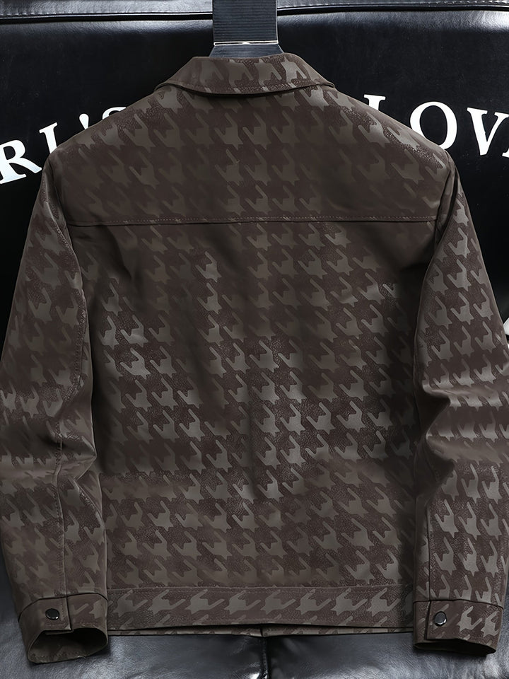 Man draagt stijlvolle pied-de-poule jas, modern herfst/winter truckerjack voor heren. Warme bovenkleding.