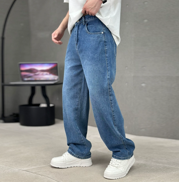 Moderne loose fit herenjeans in blauw denim. Casual en comfortabele broek voor dagelijkse stijl.