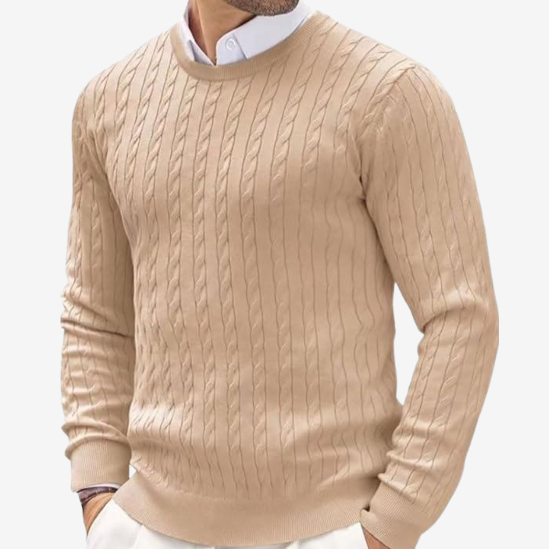 Warme gebreide herentrui met kenmerkend kabelpatroon, essentieel voor je wintergarderobe.