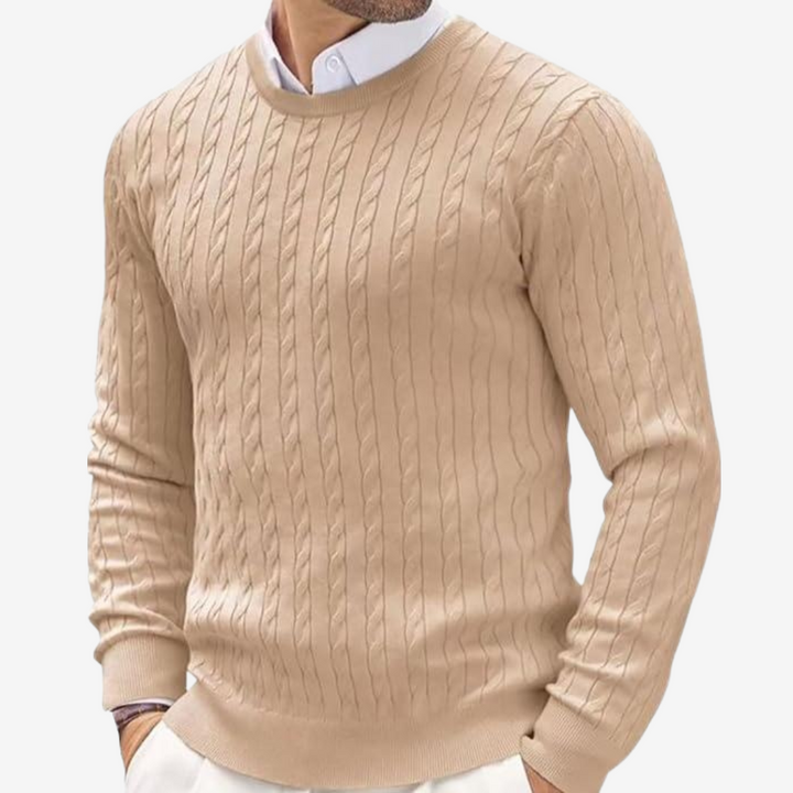 Warme gebreide herentrui met kenmerkend kabelpatroon, essentieel voor je wintergarderobe.