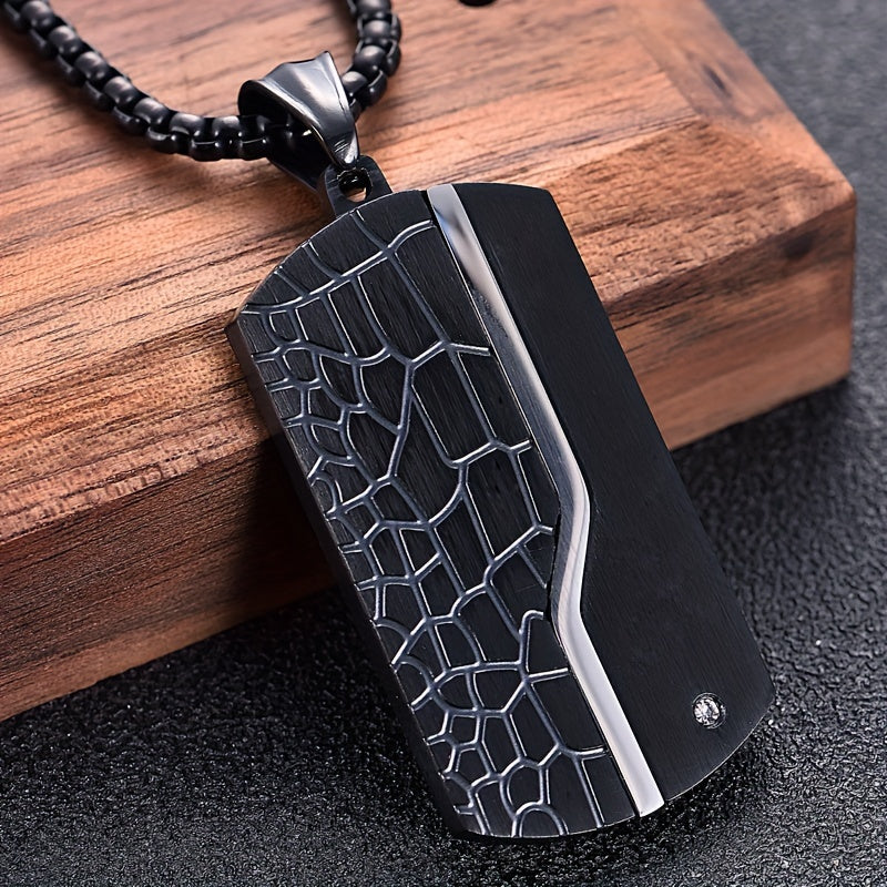 Gedetailleerde zwarte vintage roestvrijstalen hanger van de herenketting, een uniek en stoer accessoire.