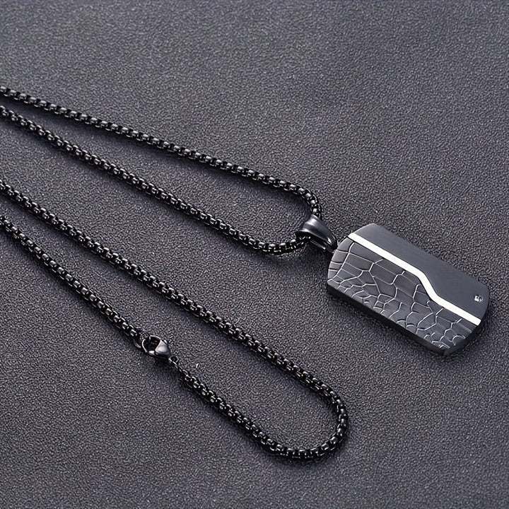 Zwarte vintage roestvrijstalen hanger aan herenketting, duurzaam en tijdloos, een opvallend heren sieraad.