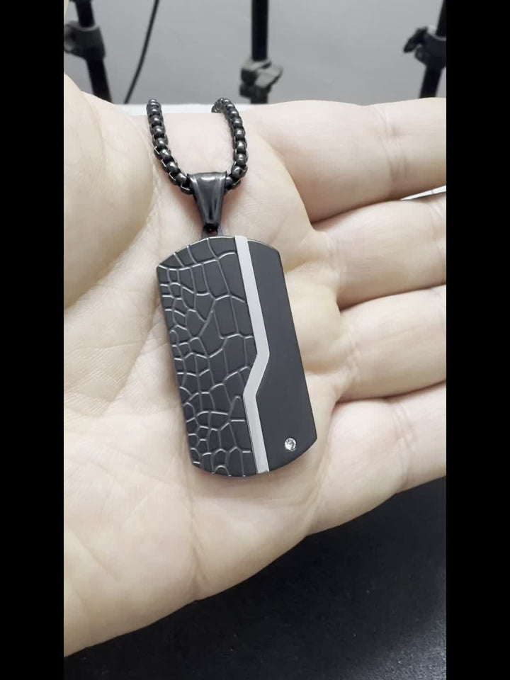 Robuuste herenketting met modieuze zwarte vintage roestvrijstalen hanger, stijlvol en veelzijdig accessoire.