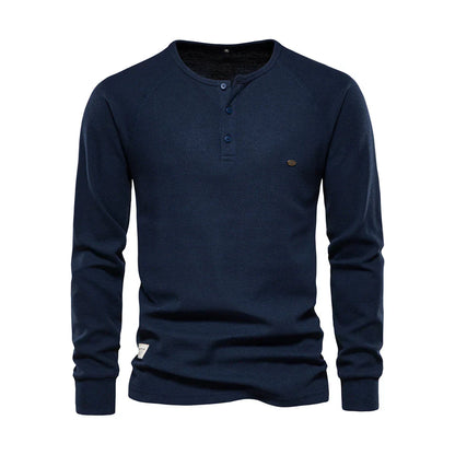 "Heren langemouwenshirt met ronde hals en knoopsluiting, beschikbaar in marineblauw, groen, lichtgrijs en wit."