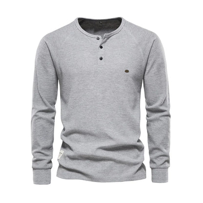 "Heren langemouwenshirt met ronde hals en knoopsluiting, beschikbaar in marineblauw, groen, lichtgrijs en wit."
