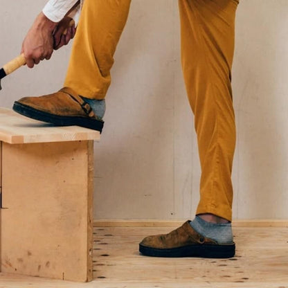 Heren leren klompen, bruin, ergonomisch ontwerp met klassieke stijl en stevige leren constructie voor langdurig comfort.