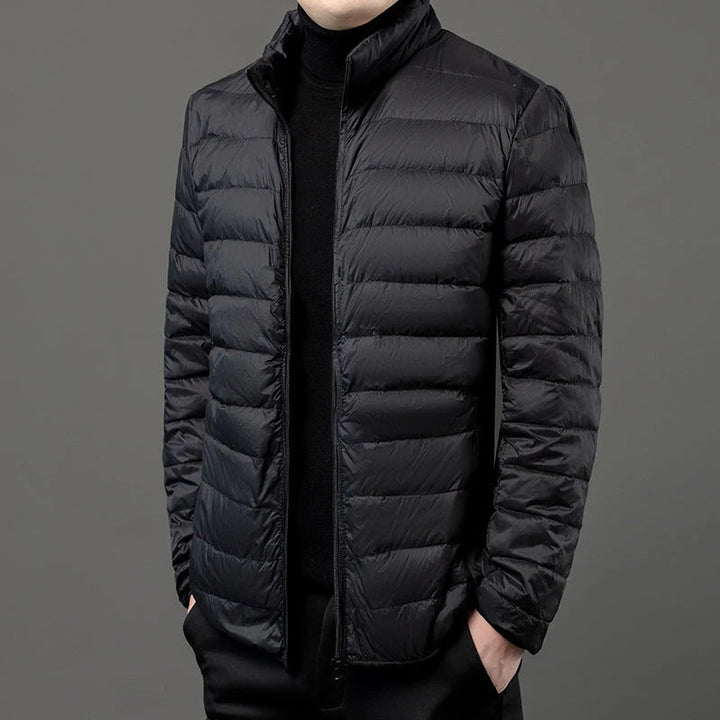 Stijlvol heren pufferjack, lichtgewicht en warm, perfect voor winter en tussenjas. Casual outdoor look.