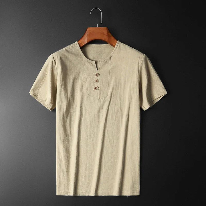 Comfortabel lichtgewicht heren zomer T-shirt met knoopsluiting en V-hals, ademend voor warme dagen.