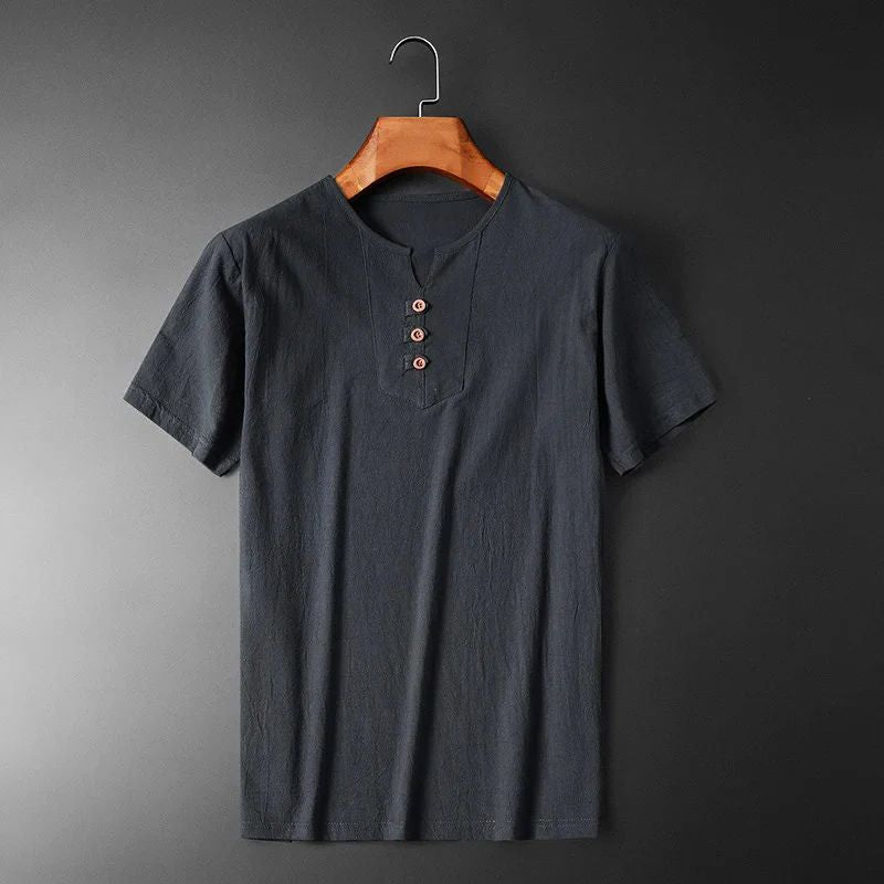 Stijlvol heren lichtgewicht T-shirt met V-hals en knopen, voor een modieuze en luchtige zomerse uitstraling.