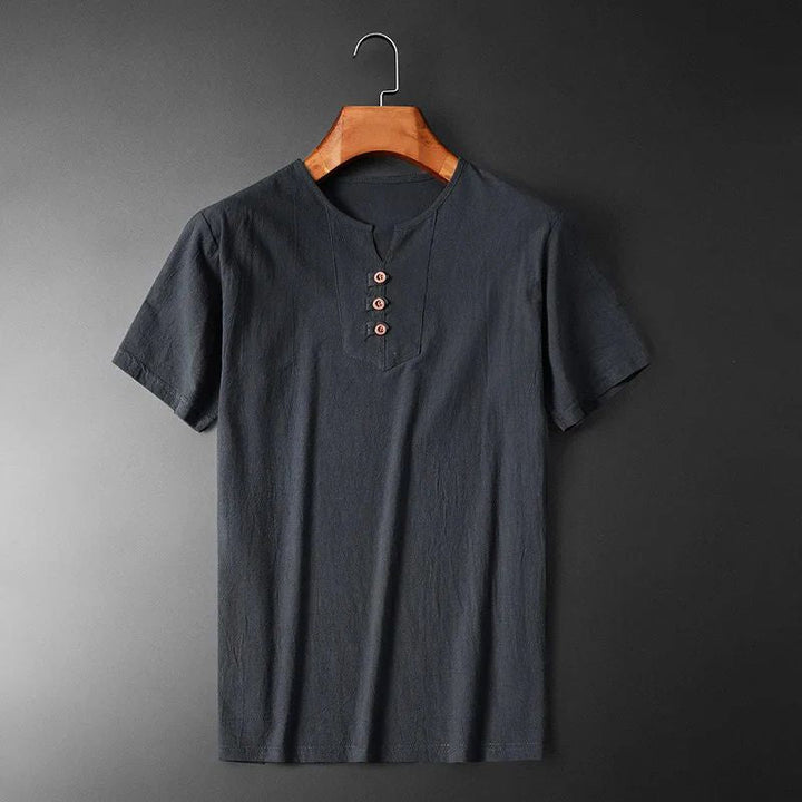 Stijlvol heren lichtgewicht T-shirt met V-hals en knopen, voor een modieuze en luchtige zomerse uitstraling.