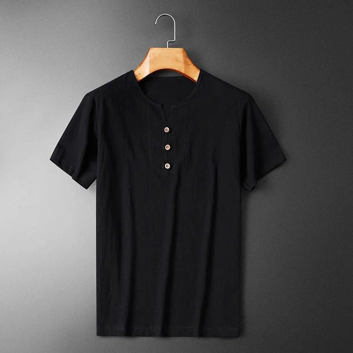 Lichtgewicht heren zomer T-shirt met V-hals en knoopsluiting, ideaal voor een casual, comfortabele look.