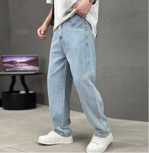 Grijze loose fit herenjeans met straight leg pasvorm. Trendy en comfortabele spijkerbroek voor herenmode.