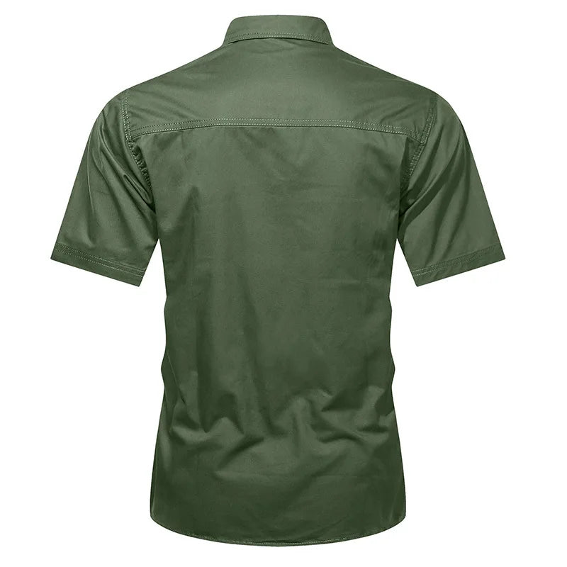 Kaki heren overhemd met korte mouwen, knoopsluiting en twee borstzakken. Ideaal comfortabel casual shirt voor de zomer.