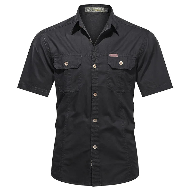 Legergroen heren casual overhemd met knoopsluiting, korte mouwen en functionele zakken, comfortabel en veelzijdig.