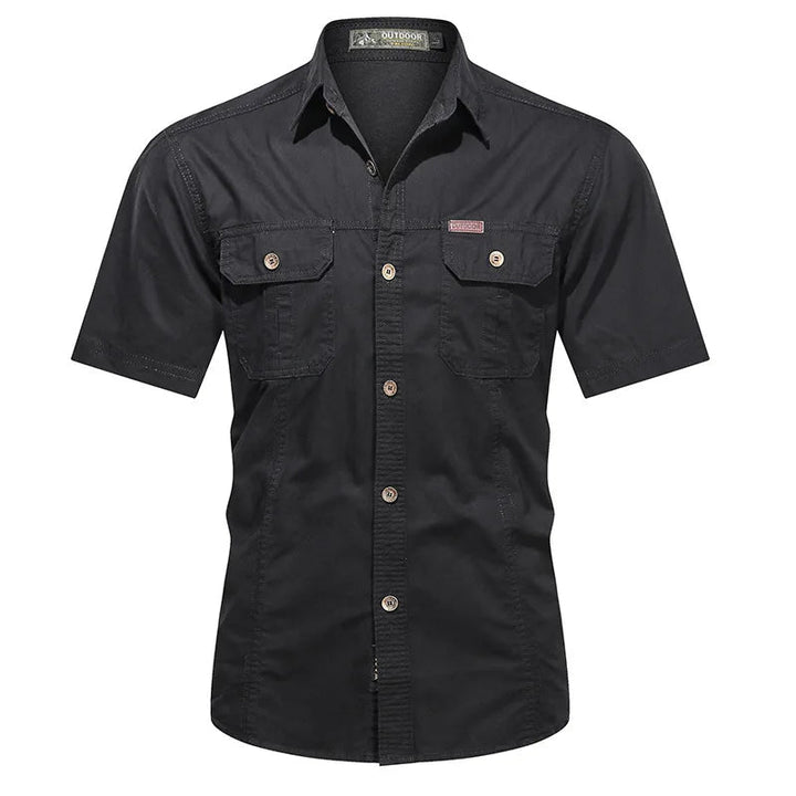 Legergroen heren casual overhemd met knoopsluiting, korte mouwen en functionele zakken, comfortabel en veelzijdig.