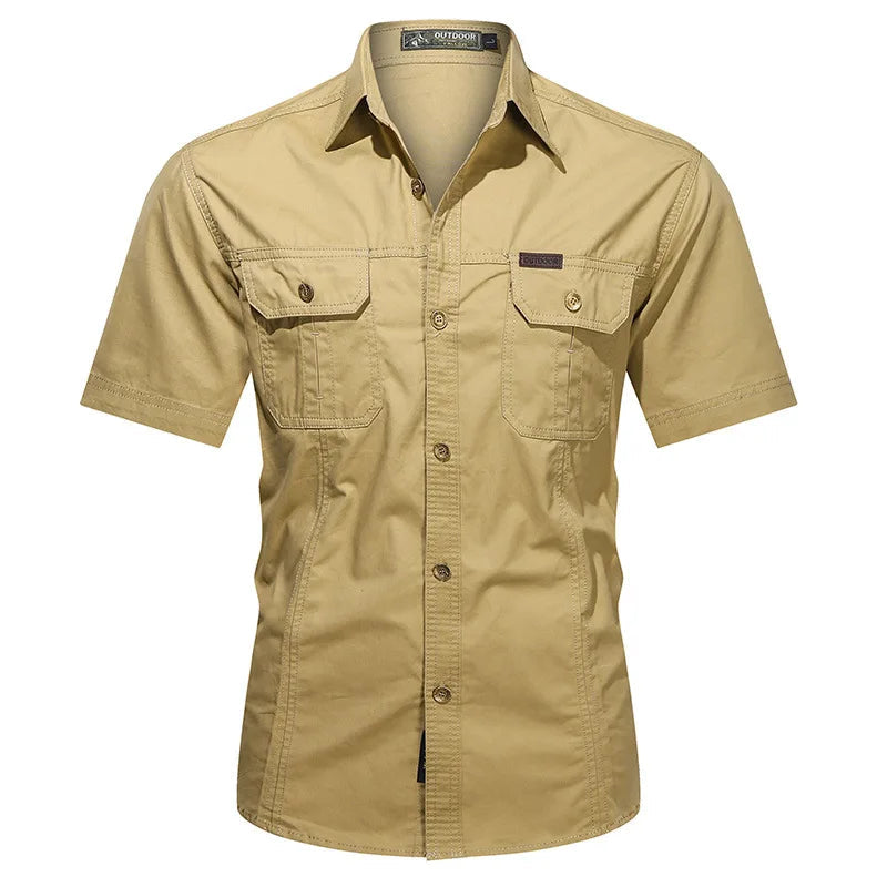 Stijlvol zwart heren casual shirt met knoopsluiting en korte mouwen. Comfortabel en veelzijdig voor dagelijks gebruik.