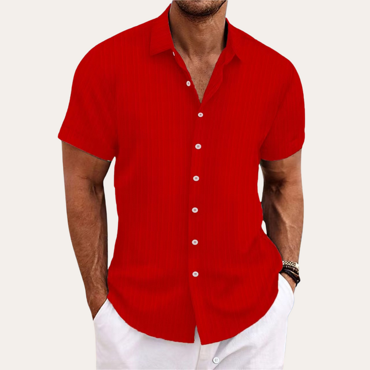 Modern button-down heren overhemd met korte mouwen en subtiele strepen, perfect voor een casual-chique look.
