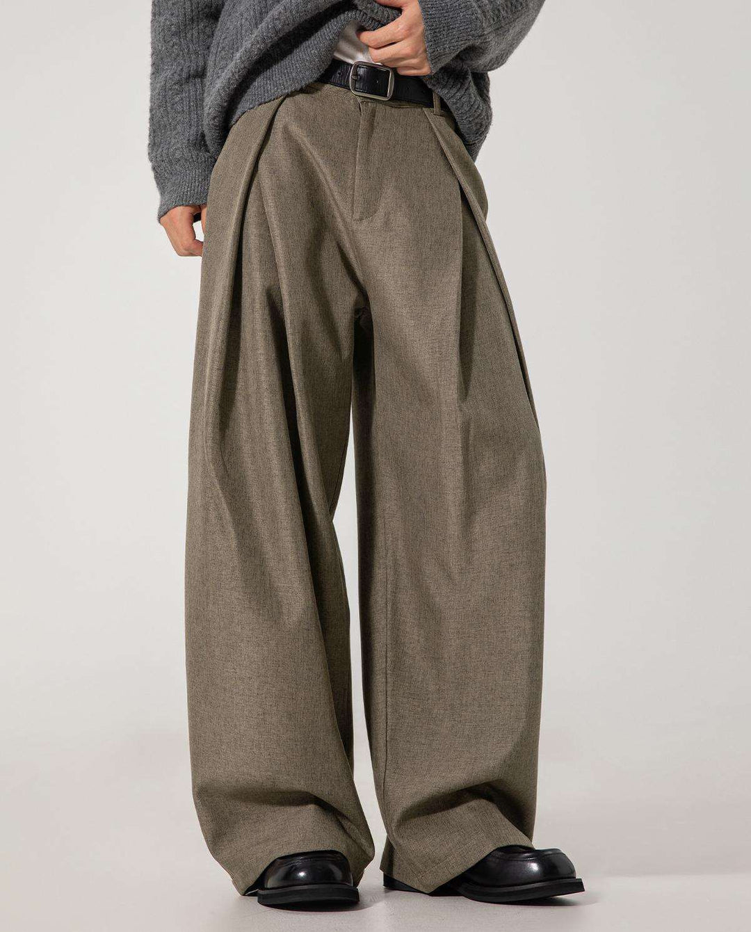 Comfortabele heren pantalon met trendy wijde pijpen. De hoge taille en dubbele plooien geven een verfijnde look.