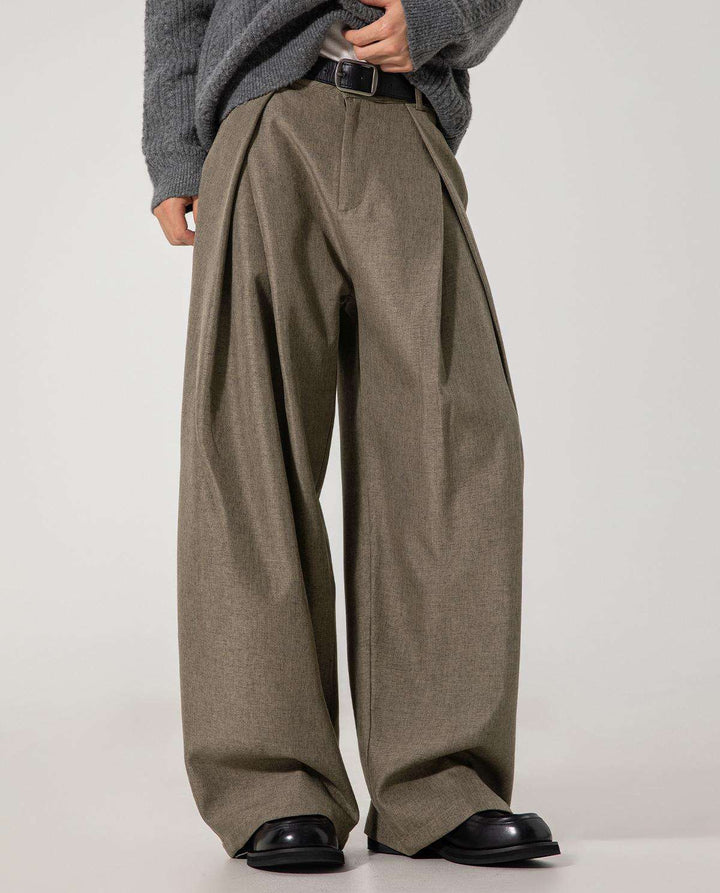 Comfortabele heren pantalon met trendy wijde pijpen. De hoge taille en dubbele plooien geven een verfijnde look.