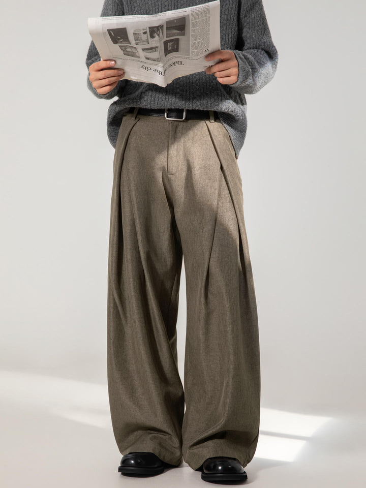 Heren pantalon, hoge taille, wijde pijpen, dubbele plooien. Stijlvolle herenbroek perfect voor zakelijke of smart-casual outfits.