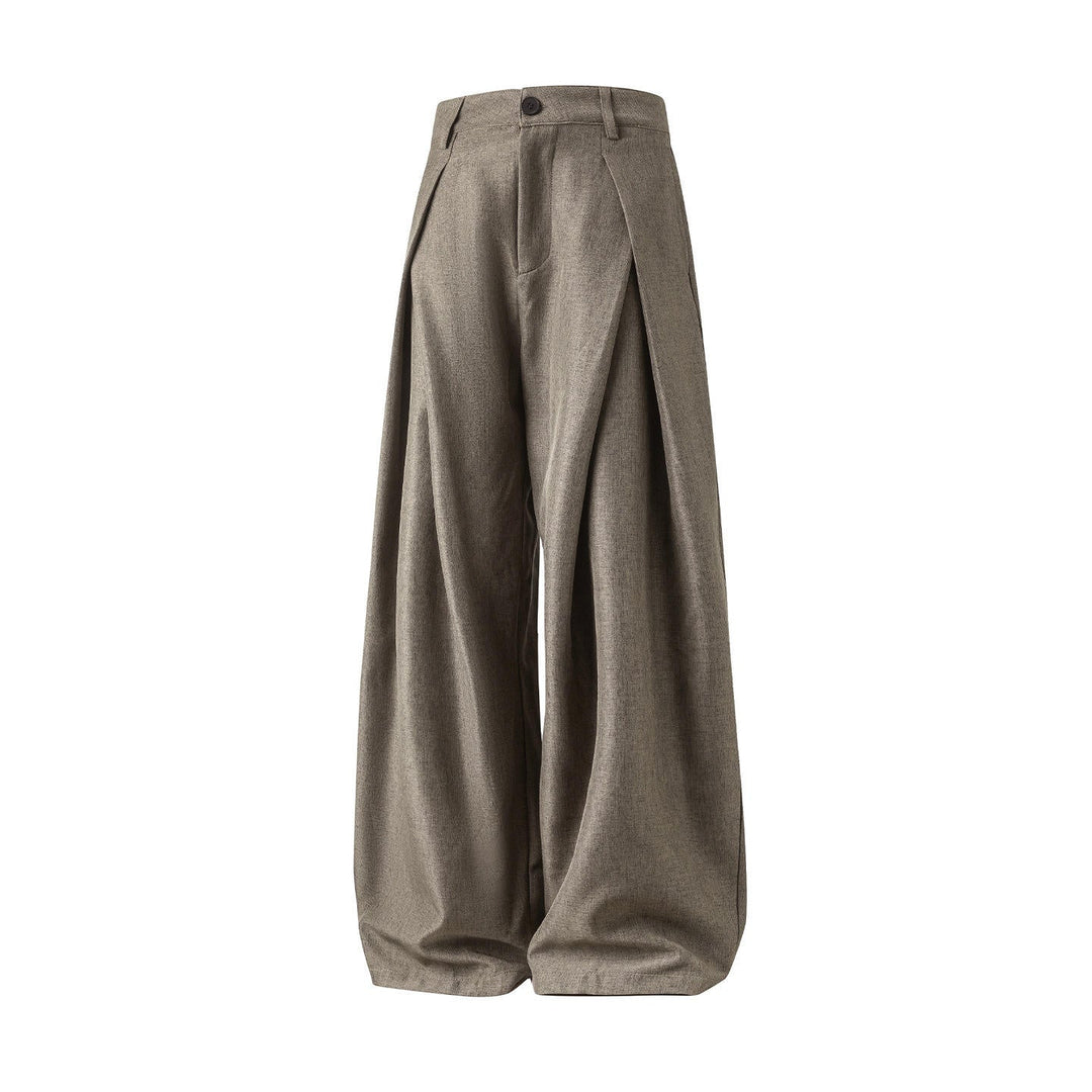 Chique herenmode: pantalon met hoge taille, dubbele plooien en wijde pijpen. Essentieel voor een moderne, zakelijke garderobe.