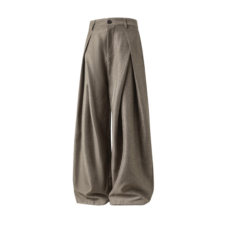 Chique herenmode: pantalon met hoge taille, dubbele plooien en wijde pijpen. Essentieel voor een moderne, zakelijke garderobe.