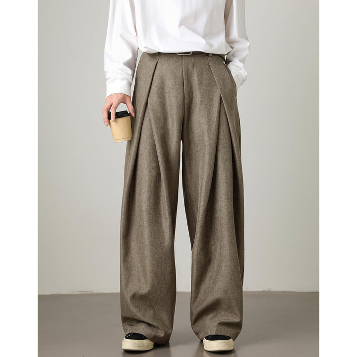 Elegante heren pantalon met hoge taille en dubbele plooien. De wijde pijpen zorgen voor een eigentijdse en comfortabele stijl.