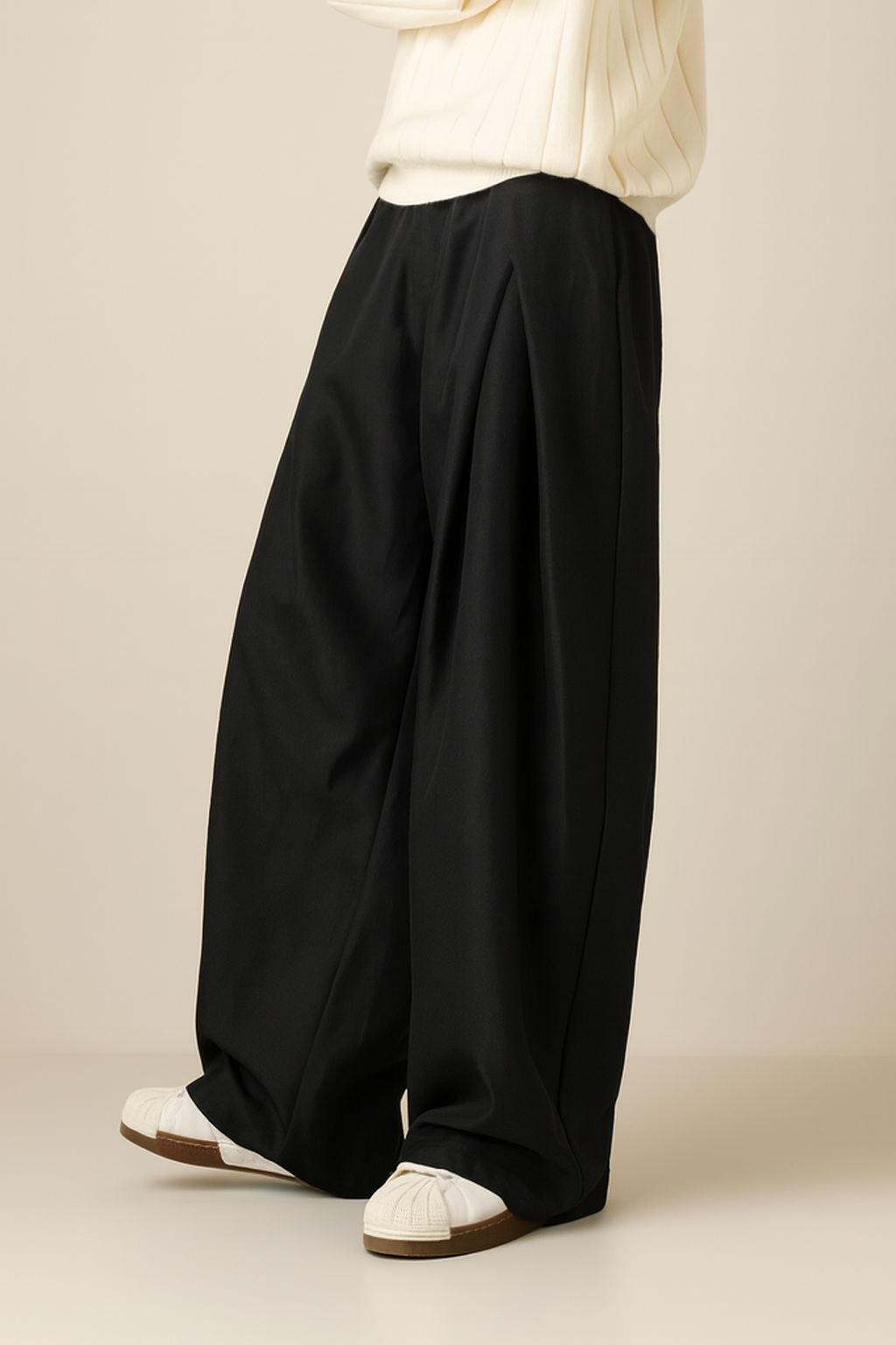 Moderne heren pantalon, smart-casual, met wijde pijpen en een comfortabele hoge taille. Ideaal voor de trendbewuste man.