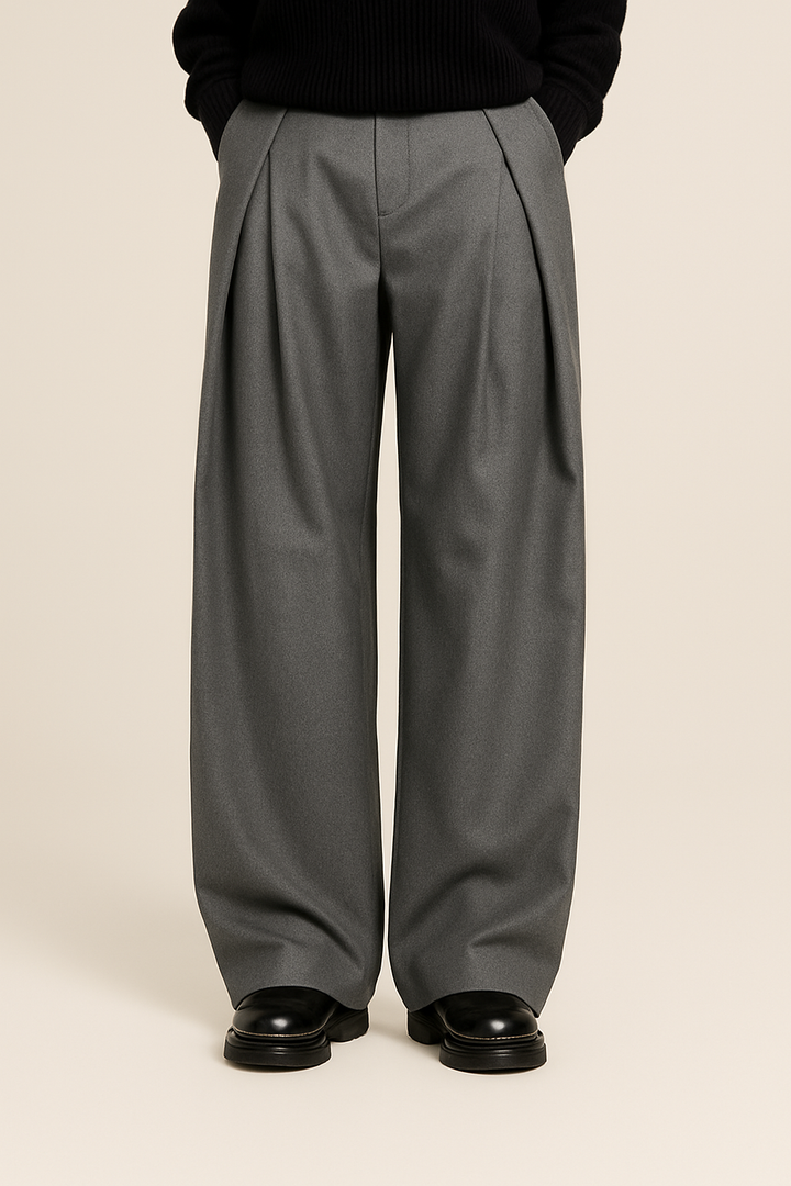 Stijlvolle herenbroek met dubbele plooien en hoge taille. De wijde pijpen bieden een elegante, relaxte pasvorm.